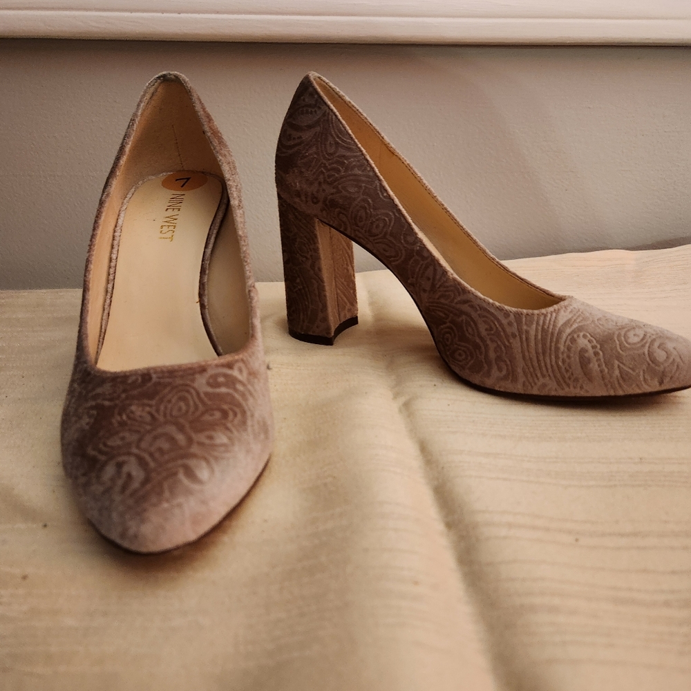 Nine West, size 7, light pink fabric pump.